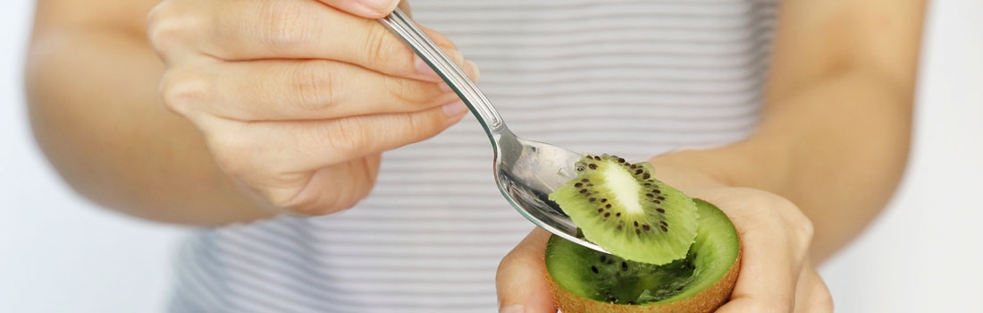 Kiwi bon ton! Come si mangia? Kiwi bon ton! Come si mangia?