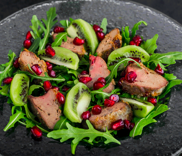 Hähnchenleber auf Rauken-Granatapfel-Kiwi-Salat | Jingold