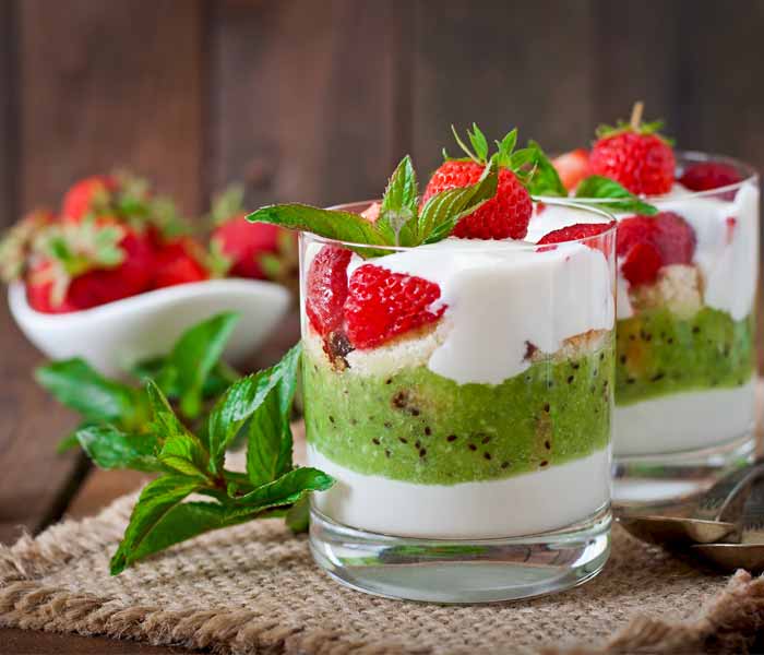 Süßspeise mit Kiwi und Erdbeeren