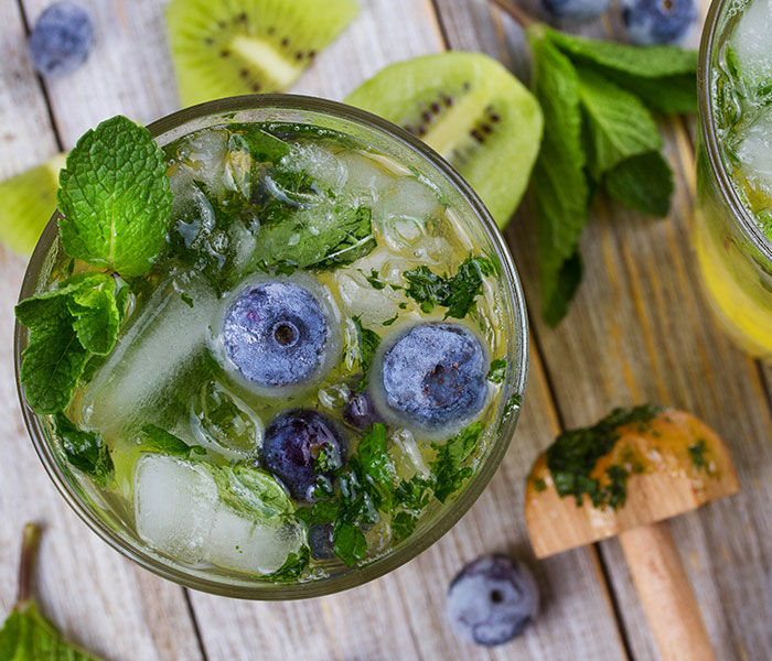 Green blueberry mojito
