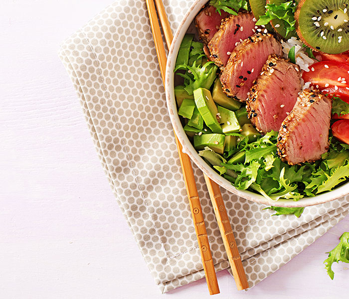 Seared tuna with strawberries and kiwi
