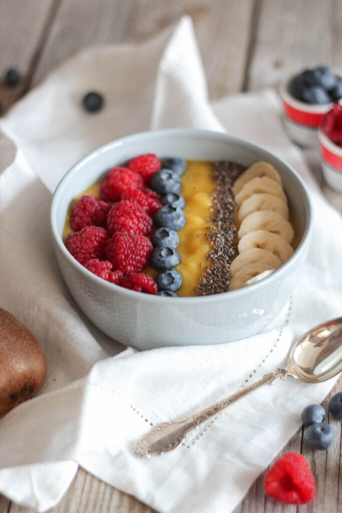 Smoothie bowl with Kiwi and Mango