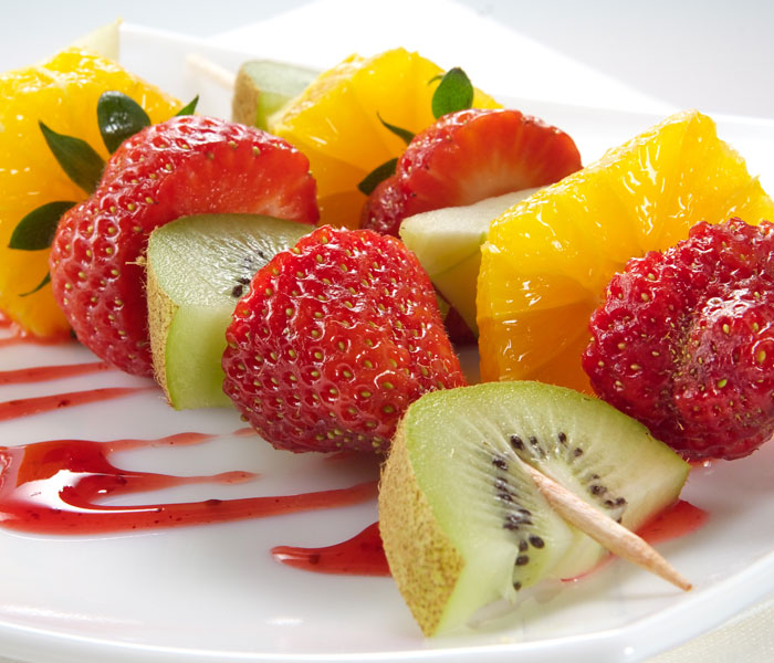 Spiedini di frutta con coulis di fragole