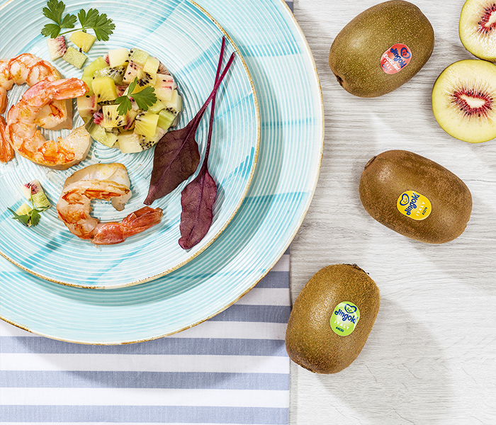 Prawn and kiwi tartare salad