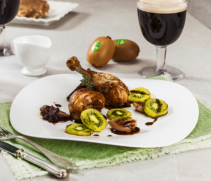 Cosce di pollo alla Guinness con scalogni brasati e kiwi grigliati