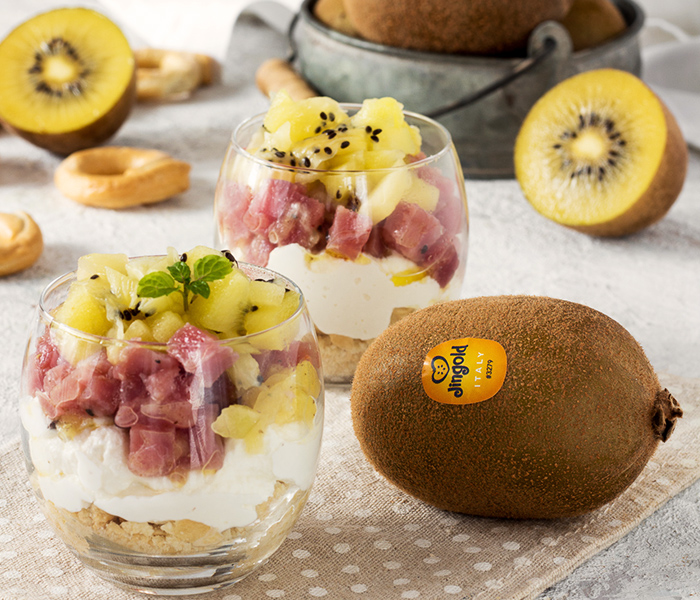 Bicchierini di cheesecake con tartare di tonno e kiwi