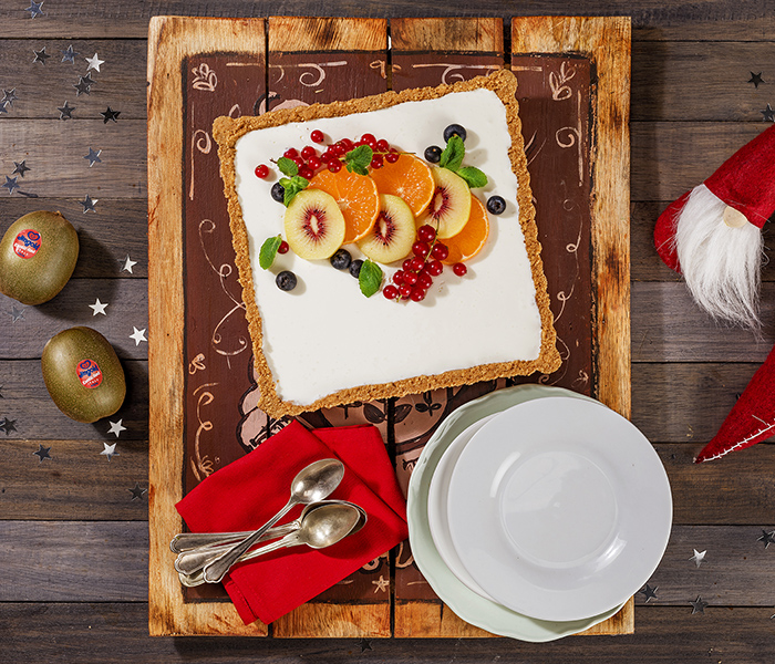 Yogurt and red kiwi cheesecake