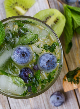 Green blueberry mojito