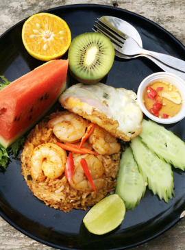 Asian passion: Garnelen mit Reis und Früchten