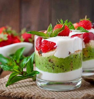 Süßspeise mit Kiwi und Erdbeeren