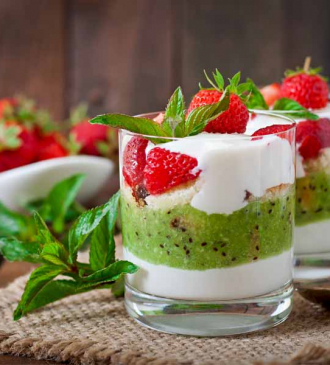 Süßspeise mit Kiwi und Erdbeeren