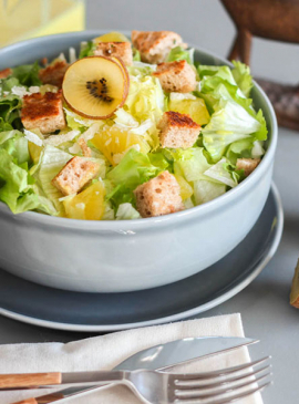 Caesar Salad con kiwi