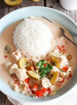 Exotisches Hühnchen in Kokosmilch mit Kiwi und rotem Paprika