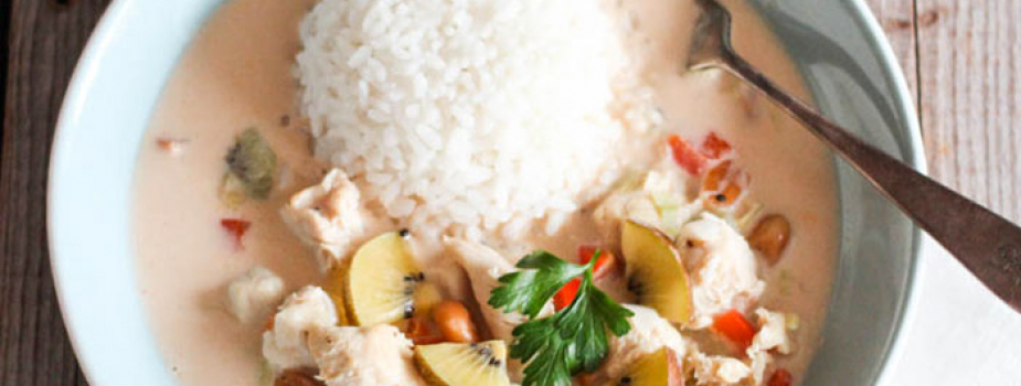 Exotisches Hühnchen in Kokosmilch mit Kiwi und rotem Paprika