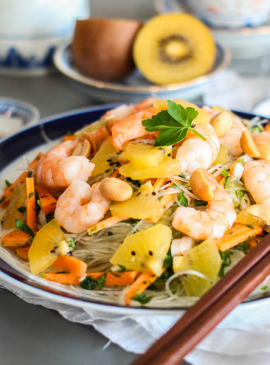 Exotischer Glasnudelsalat mit Kiwi und Garnelen