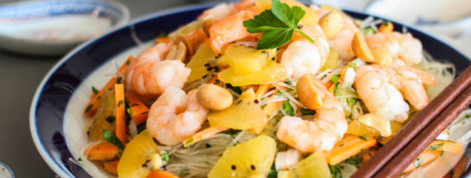 Exotischer Glasnudelsalat mit Kiwi und Garnelen