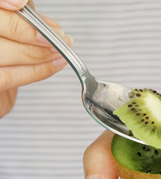 Kiwi, buccia e bon ton! Come si mangia?