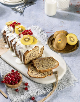 Plumcake au kiwi jaune avec banane, graines de pavot, groseilles rouges et amandes
