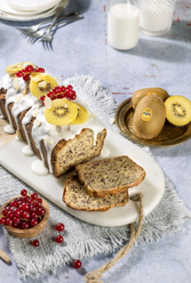 Plumcake de kiwi amarillo con plátano, semillas de amapola, grosellas rojas y almendras