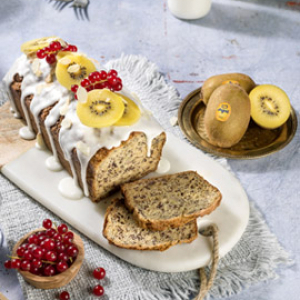 Plum-cake de kiwi amarelo com banana, sementes de papoula, groselha e amêndoas