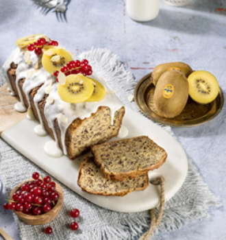 Plum-cake de kiwi amarelo com banana, sementes de papoula, groselha e amêndoas