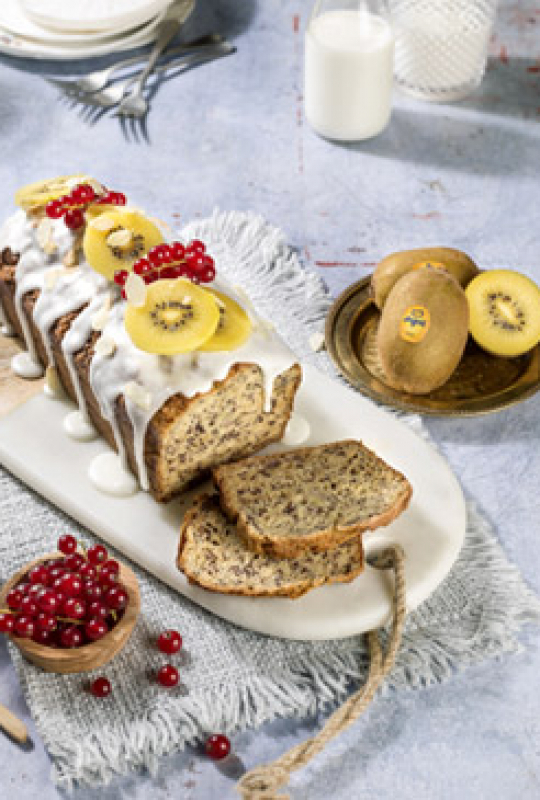 Plum-cake de kiwi amarelo com banana, sementes de papoula, groselha e amêndoas