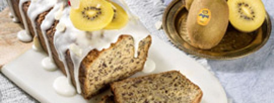 Plumcake de kiwi amarillo con plátano, semillas de amapola, grosellas rojas y almendras