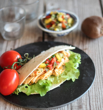 Tacos con straccetti di pollo e salsa al kiwi