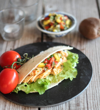 Tacos con straccetti di pollo e salsa al kiwi