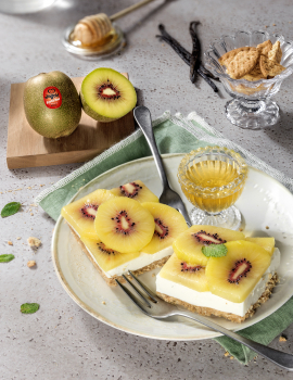 Cheesecake with red kiwi: no-bake cheesecake bars