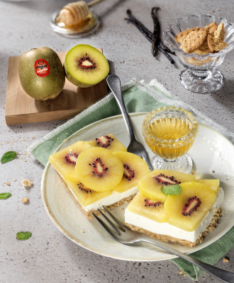 Cheesecake with red kiwi: no-bake cheesecake bars