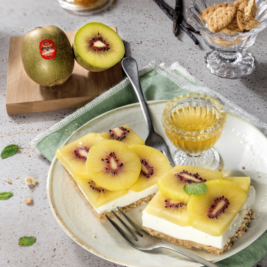 Cheesecake with red kiwi: no-bake cheesecake bars