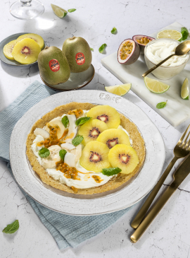 Crêpes with oat flour, red kiwi and Greek yoghurt