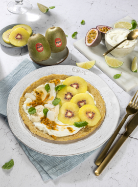 Crêpes con farina di avena, kiwi rosso e yogurt greco