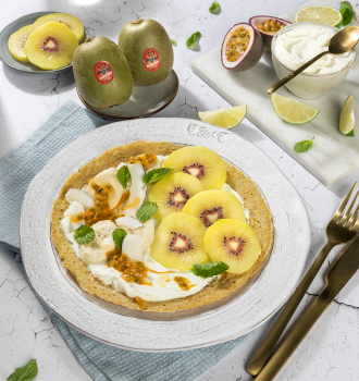 Crepes com farinha de aveia, kiwi vermelho e iogurte grego