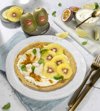 Crêpes mit Hafermehl, roter Kiwi und griechischem Joghurt