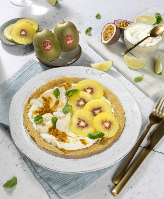 Crêpes mit Hafermehl, roter Kiwi und griechischem Joghurt