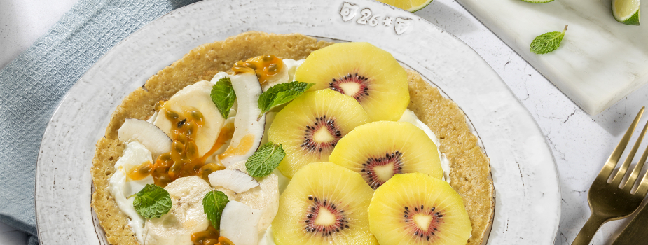 Crepes con harina de avena, kiwi rojo y yogur griego