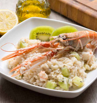 Arroz com camarão scampi e kiwi