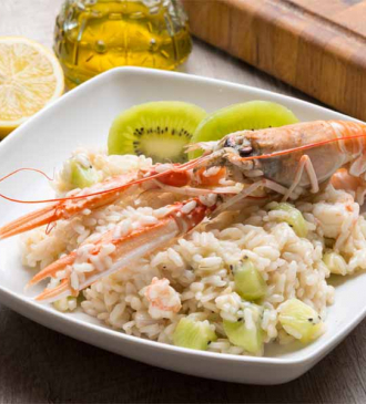 Arroz com camarão scampi e kiwi