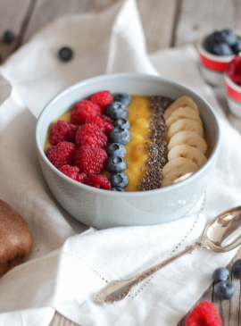 Smoothiebowl mit Kiwi und Mango