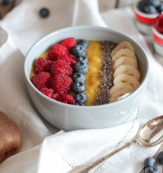 Smoothiebowl mit Kiwi und Mango