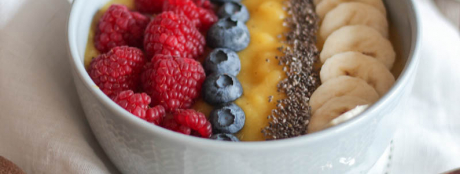 Smoothiebowl mit Kiwi und Mango