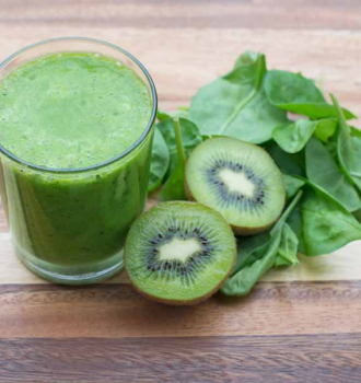 Smoothie mit Kiwi und Spinat