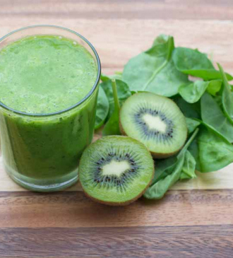 Smoothie mit Kiwi und Spinat