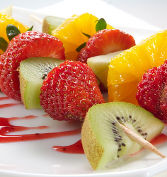 Früchtespießchen mit Erdbeersoße