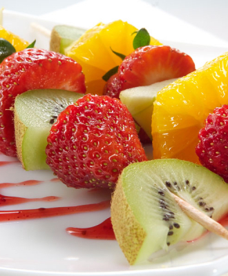 Früchtespießchen mit Erdbeersoße