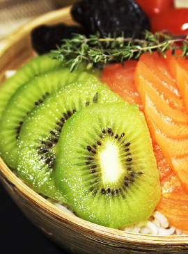 Kiwi and salmon poke bowl
