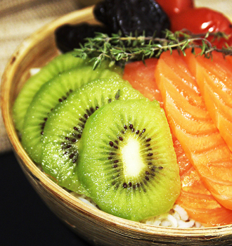 Kiwi and salmon poke bowl