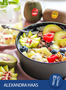 Healthy breakfast mit granola und kiwi